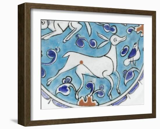 Plat à décor de lièvre, chien, antilope et petit oiseau-null-Framed Giclee Print