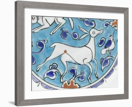 Plat à décor de lièvre, chien, antilope et petit oiseau-null-Framed Giclee Print