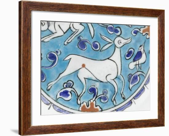 Plat à décor de lièvre, chien, antilope et petit oiseau-null-Framed Giclee Print