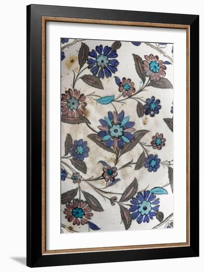 Plat à décor floral pastel-null-Framed Giclee Print