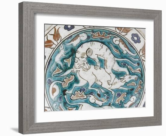 Plat au lion attaquant une antilope-null-Framed Giclee Print