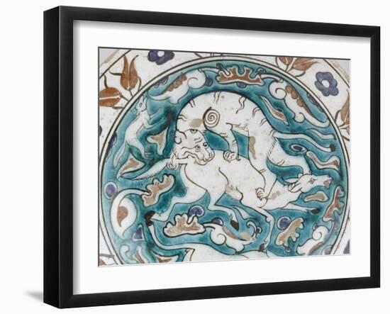 Plat au lion attaquant une antilope-null-Framed Giclee Print