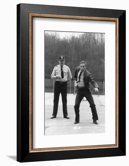 POLICE PYTHON, 1976 directed by ALAIN CORNEAU Yves Montand (b/w photo)-null-Framed Photo