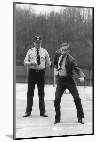 POLICE PYTHON, 1976 directed by ALAIN CORNEAU Yves Montand (b/w photo)-null-Mounted Photo