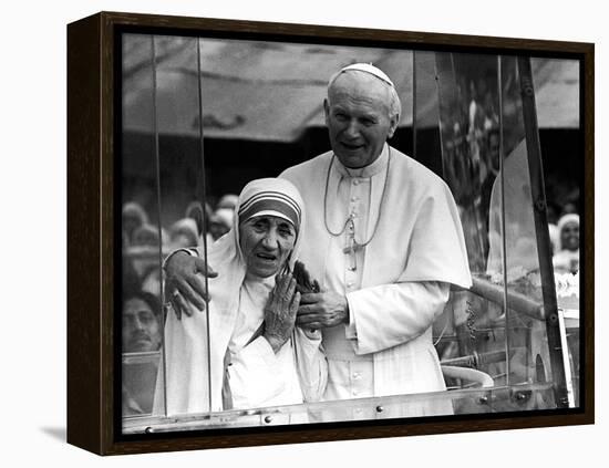 Pope John Paul II Holds His Arm Around Mother Teresa-null-Framed Premier Image Canvas