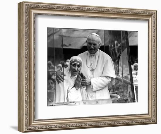 Pope John Paul II Holds His Arm Around Mother Teresa--Framed Photographic Print