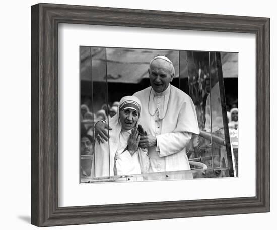 Pope John Paul II Holds His Arm Around Mother Teresa-null-Framed Photographic Print