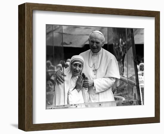 Pope John Paul II Holds His Arm Around Mother Teresa-null-Framed Photographic Print