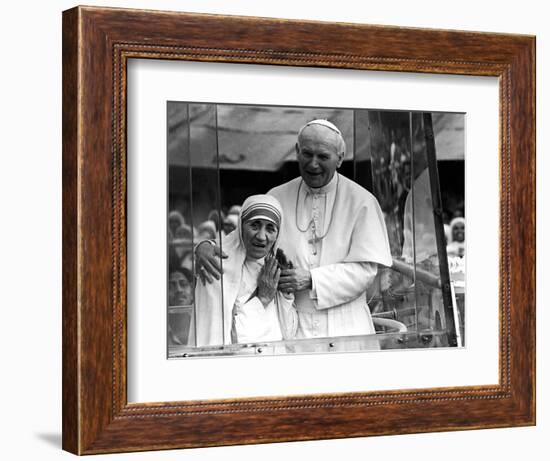 Pope John Paul II Holds His Arm Around Mother Teresa--Framed Photographic Print
