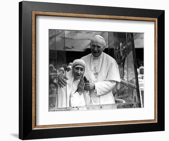 Pope John Paul II Holds His Arm Around Mother Teresa--Framed Photographic Print