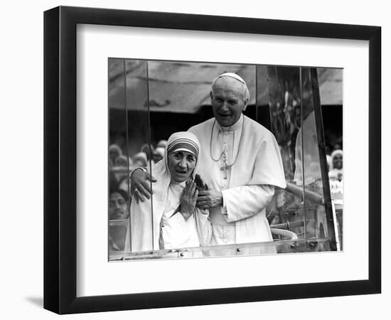 Pope John Paul II Holds His Arm Around Mother Teresa--Framed Photographic Print