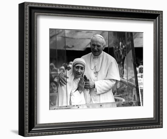 Pope John Paul II Holds His Arm Around Mother Teresa--Framed Photographic Print