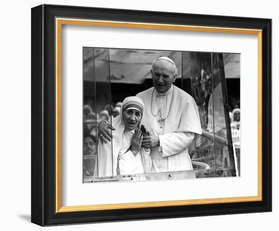 Pope John Paul II Holds His Arm Around Mother Teresa-null-Framed Photographic Print