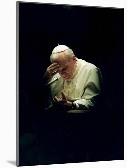 Pope John Paul II Reading a Prayer-null-Mounted Photographic Print