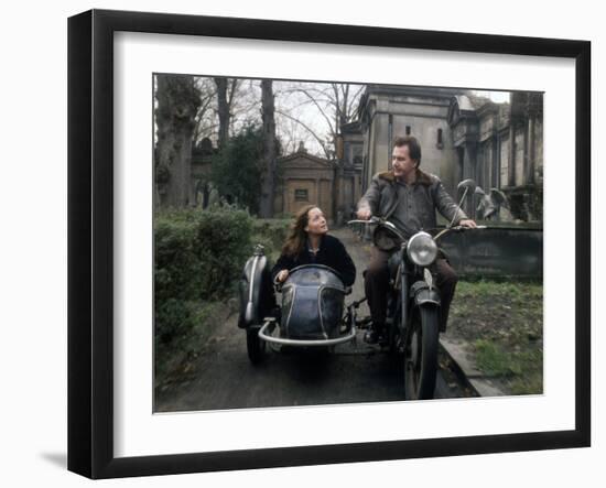 PORTRAIT by GROUPE with DAME, 1976 directed by ALEKSANDER PETROVI Michel Galabru and Romy Schneider-null-Framed Photo