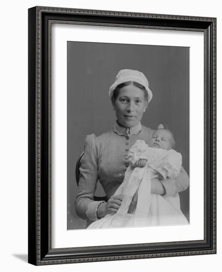 Portrait de femme avec un bébé dans les bras-null-Framed Giclee Print