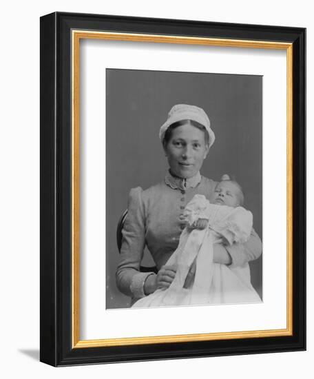 Portrait de femme avec un bébé dans les bras-null-Framed Giclee Print