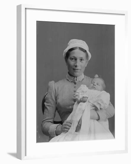 Portrait de femme avec un bébé dans les bras-null-Framed Giclee Print