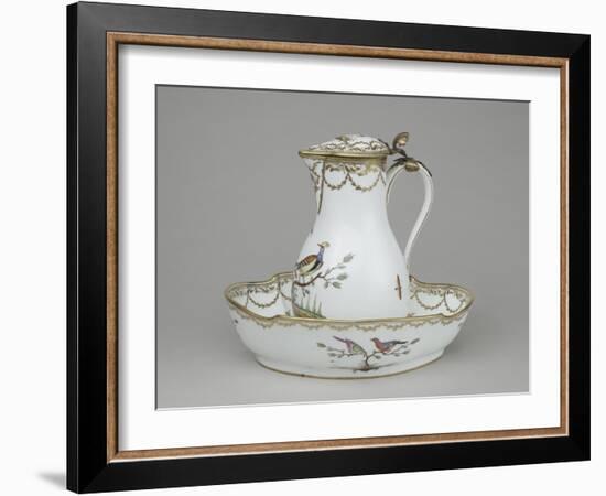 Pot à l'eau couvert et sa cuvette. Oiseaux sur des branches d'arbustes plantés sur une terrasse-null-Framed Giclee Print