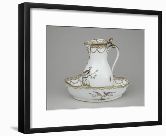 Pot à l'eau couvert et sa cuvette. Oiseaux sur des branches d'arbustes plantés sur une terrasse-null-Framed Giclee Print