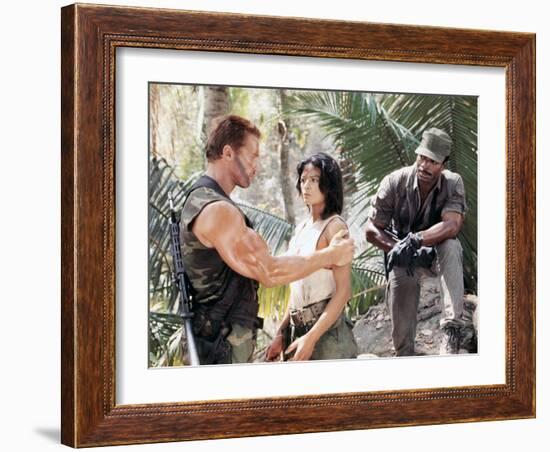 PREDATOR, 1987 directed by JOHN McTIERNAN Arnold Scharzenegger, Elpidia Carrillo and Carl Weathers -null-Framed Photo