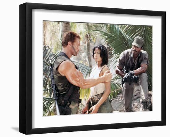 PREDATOR, 1987 directed by JOHN McTIERNAN Arnold Scharzenegger, Elpidia Carrillo and Carl Weathers -null-Framed Photo