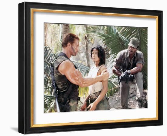 PREDATOR, 1987 directed by JOHN McTIERNAN Arnold Scharzenegger, Elpidia Carrillo and Carl Weathers -null-Framed Photo