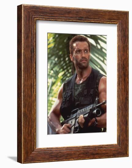 PREDATOR, 1987 directed by JOHN McTIERNAN Arnold Scharzenegger (photo)-null-Framed Photo