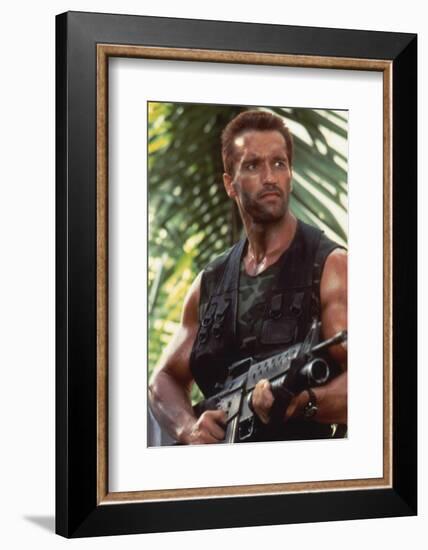 PREDATOR, 1987 directed by JOHN McTIERNAN Arnold Scharzenegger (photo)-null-Framed Photo