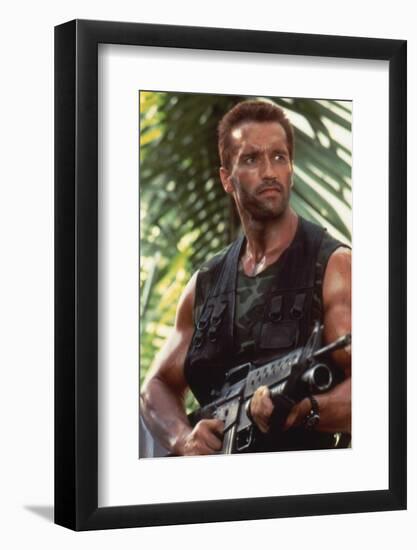 PREDATOR, 1987 directed by JOHN McTIERNAN Arnold Scharzenegger (photo)-null-Framed Photo