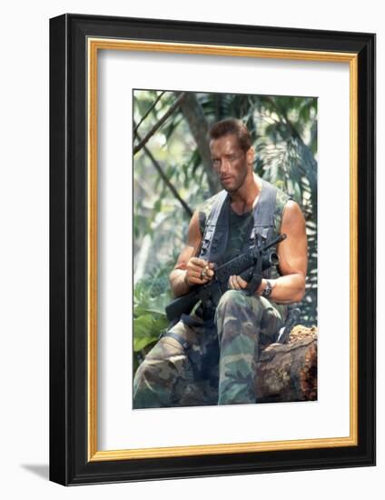 PREDATOR, 1987 directed by JOHN McTIERNAN Arnold Scharzenegger (photo)-null-Framed Photo