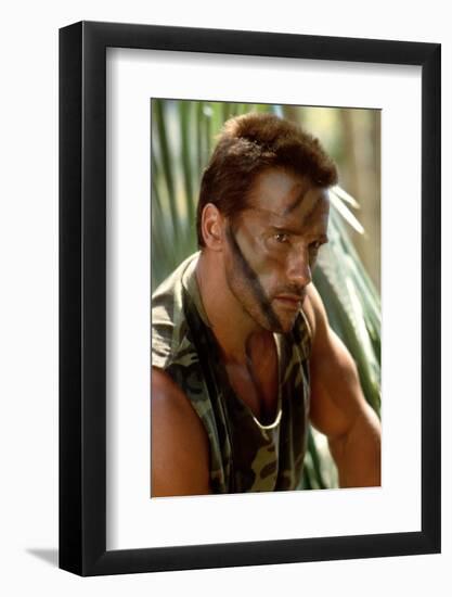 PREDATOR, 1987 directed by JOHN McTIERNAN Arnold Scharzenegger (photo)-null-Framed Photo