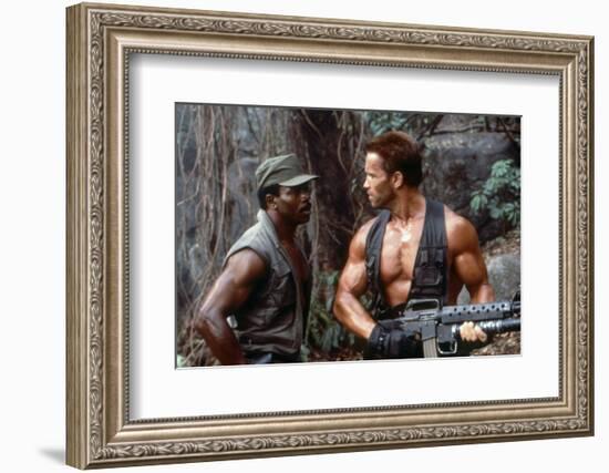 PREDATOR, 1987 directed by JOHN McTIERNAN Carl Weathers and Arnold Scharzenegger (photo)-null-Framed Photo