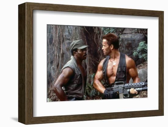 PREDATOR, 1987 directed by JOHN McTIERNAN Carl Weathers and Arnold Scharzenegger (photo)-null-Framed Photo