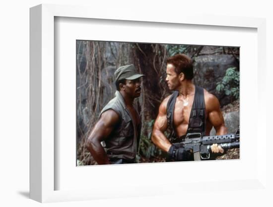 PREDATOR, 1987 directed by JOHN McTIERNAN Carl Weathers and Arnold Scharzenegger (photo)-null-Framed Photo