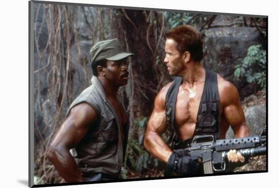 PREDATOR, 1987 directed by JOHN McTIERNAN Carl Weathers and Arnold Scharzenegger (photo)-null-Mounted Photo