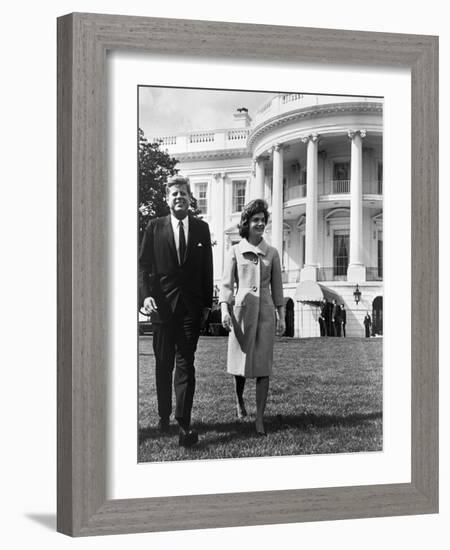 President and Mrs. John F. Kennedy Walking on the South Lawn of the White House on April 16, 1962-null-Framed Photo