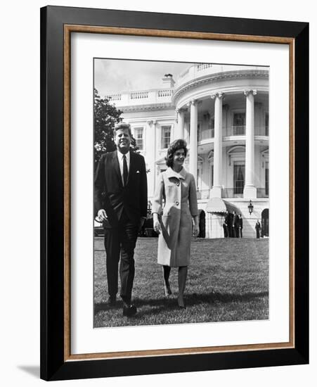 President and Mrs. John F. Kennedy Walking on the South Lawn of the White House on April 16, 1962-null-Framed Photo