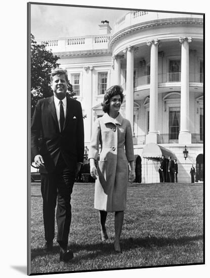 President and Mrs. John F. Kennedy Walking on the South Lawn of the White House on April 16, 1962-null-Mounted Photo