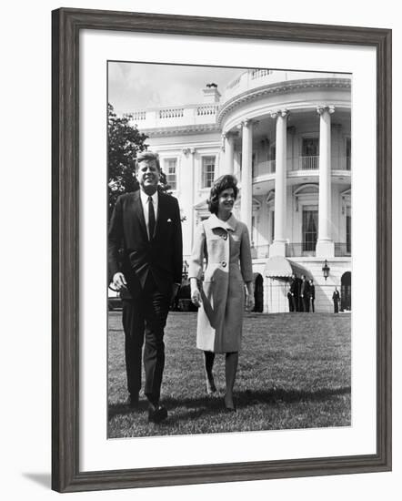 President and Mrs. John F. Kennedy Walking on the South Lawn of the White House on April 16, 1962-null-Framed Photo