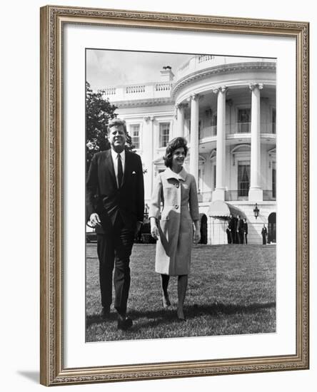 President and Mrs. John F. Kennedy Walking on the South Lawn of the White House on April 16, 1962-null-Framed Photo