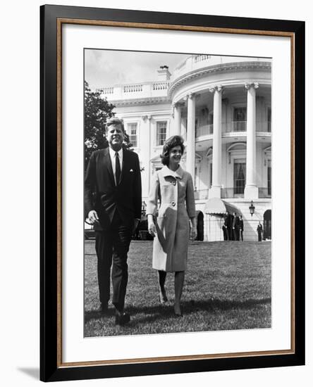 President and Mrs. John F. Kennedy Walking on the South Lawn of the White House on April 16, 1962-null-Framed Photo