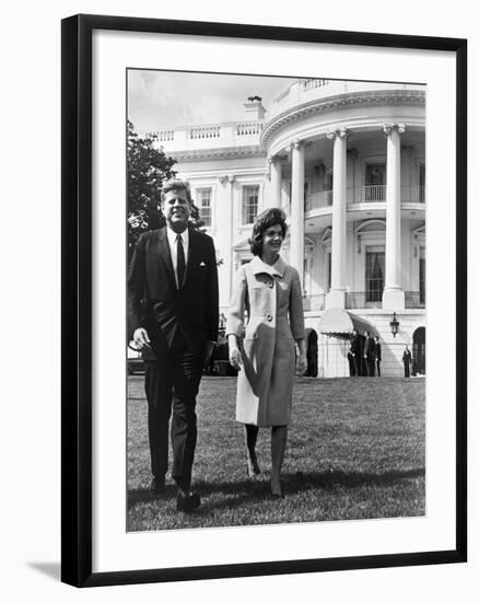 President and Mrs. John F. Kennedy Walking on the South Lawn of the White House on April 16, 1962-null-Framed Photo