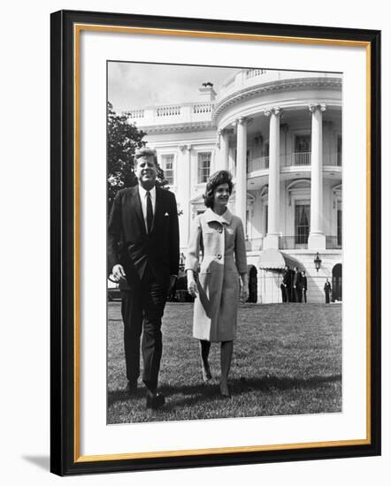 President and Mrs. John F. Kennedy Walking on the South Lawn of the White House on April 16, 1962-null-Framed Photo