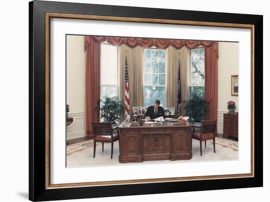 President Reagan Working at His Desk in the Oval Office. July 15 1988. Po-Usp-Reagan_Na-12-0101M-null-Framed Photo