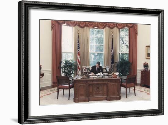 President Reagan Working at His Desk in the Oval Office. July 15 1988. Po-Usp-Reagan_Na-12-0101M-null-Framed Photo