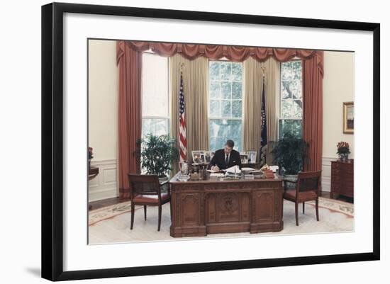 President Reagan Working at His Desk in the Oval Office. July 15 1988. Po-Usp-Reagan_Na-12-0101M-null-Framed Photo