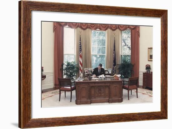 President Reagan Working at His Desk in the Oval Office. July 15 1988. Po-Usp-Reagan_Na-12-0101M-null-Framed Photo