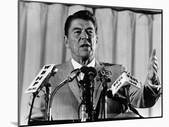 President, Ronald Reagan, 1975-null-Mounted Photo