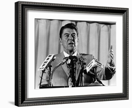 President, Ronald Reagan, 1975-null-Framed Photo